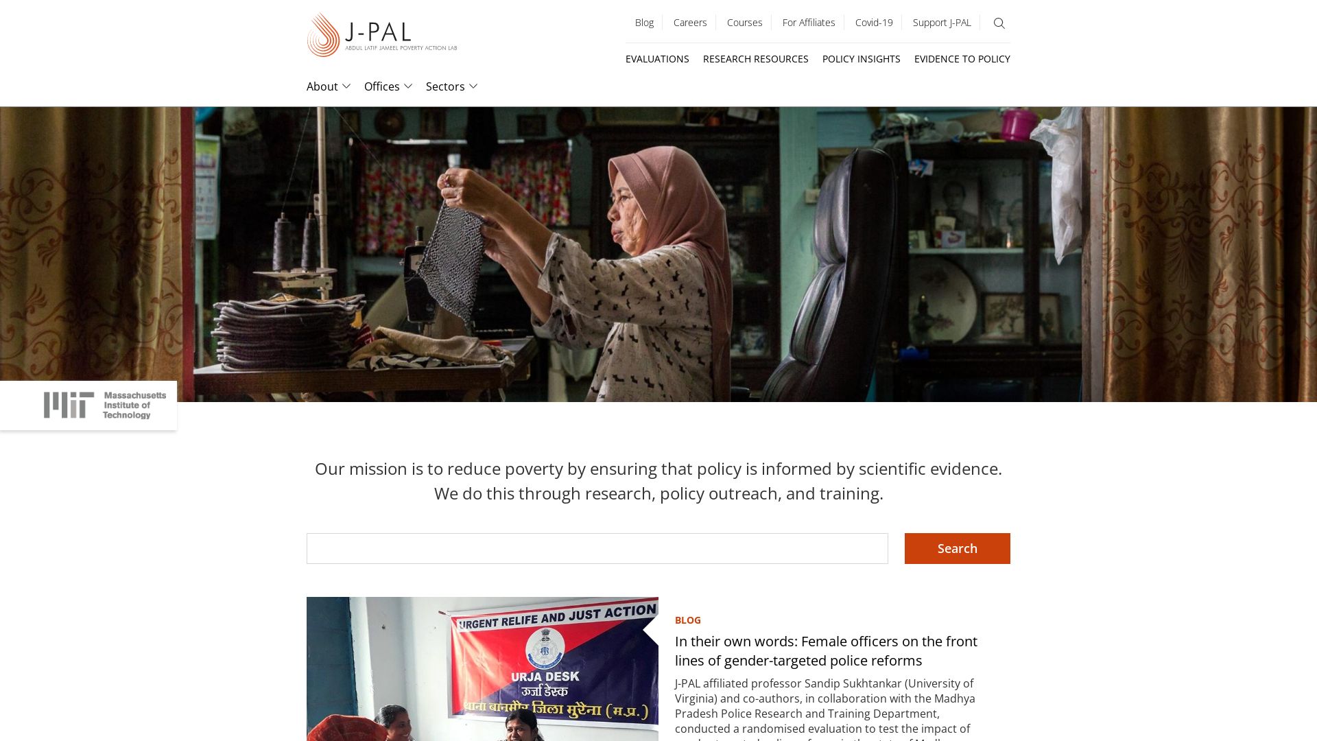 вебсайт povertyactionlab.org Є   ONLINE